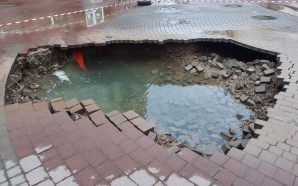 Прорвало трубу: в центрі Івано-Франківська немає води