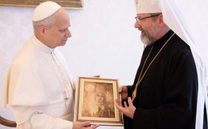 Папі Римському Леву XIV подарували картину прикарпатського пірографа. ФОТО