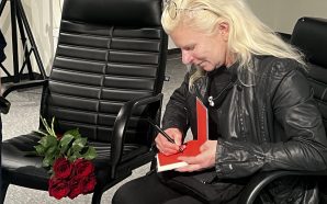 «Наживо»: військова Тайра презентувала у Франківську свою збірку поезій. ФОТО
