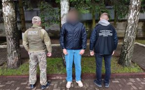 На Закарпатті прикордонники впіймали переправника, який спрямував свого клієнта в…