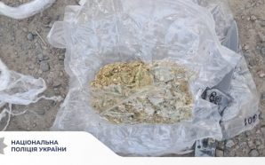 32-річна мешканка Калуша підозрюється у збуті наркотиків на Прикарпатті та…