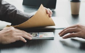 На Прикарпатті посадовців підприємства спіймали на корупції