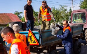 Мер Франківська особисто латав ями на дорозі в Хриплині