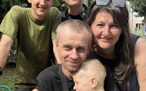 Гладив фото тата, поки той був у полоні: дворічний прикарпатець…