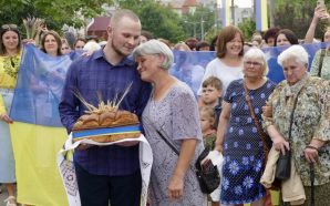 На Прикарпатті зустріли звільненого з полону 22-річного захисника Андрія Біника