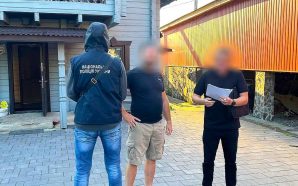 Затримали двох прикарпатців, які незаконно зберігали й продавали вогнепальну зброю