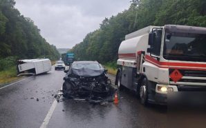 ДТП на Прикарпатті: мікроавтобус виїхав на зустрічну смугу руху, врізався…