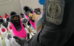 Кросівки на мільйон: у рейсовому автобусі прикордонники виявили незадеклароване спортивне…