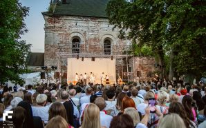 Франківський драмтеатр зіграв «Солодку Дарусю» біля костелу, де хрестили Шептицького