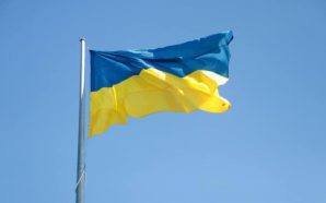 Найбільший прапор Івано-Франківщини підняли на батьківщині Степана Бандери