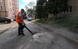 У Франківську працівники міської ради допомагають комунальникам латати дороги