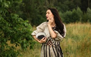 Між лісами, спогадами і першим коханням: прикарпатська співачка FIЇNKA презентувала…