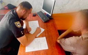 Показував нацистський жест під час хвилини мовчання: поліцейські встановили правопорушника