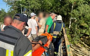У Яремче рятувальники допомогли дитині після травми біля водоспаду