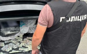 На Прикарпатті на хабарі у 8 000 доларів затримали голову…