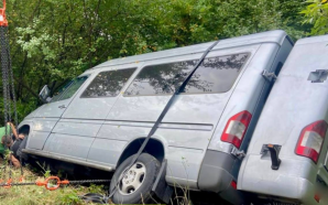 На Прикарпатті громадянин Молдови зʼїхав у кювет, пасажирку госпіталізували