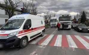 У Франківську вантажівка збила пішохода: потерпілого госпіталізували 