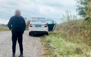 На Франківщині чоловік тягнув собаку за автівкою на ланцюгу –…