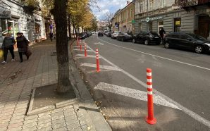 У Франківську встановлюють делініатори, щоб заборонити паркування на розмітці