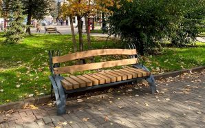 У Франківську на Вічевому майдані відновили 20 лавок