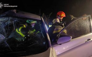 На Калущині сталася аварія: дитину затиснуло в машині