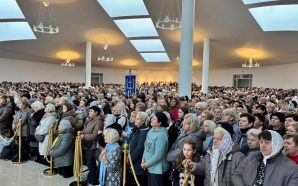 Проща матерів у молитві – тисячі жінок прибули до Старуні.…