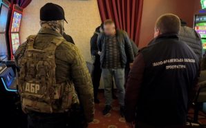 На Прикарпатті посадовців міграційної служби спіймали на отриманні хабарів