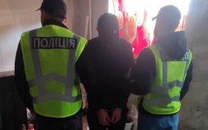 Продавали наркотики та вимагали гроші: поліція затримала організатора групи в…