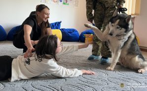 На Прикарпатті кінологи проводять каністерапію для дітей з особливими потребами