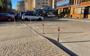 У Франківську біля міського озера встановили обмежувальні стовпчики 