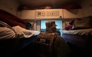 Переховувався у ніші для зберігання ковдр у поїзді: прикордонники викрили…