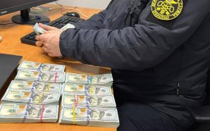 Сховала 100 тисяч доларів під одягом: митники зупинили незаконне переміщення…