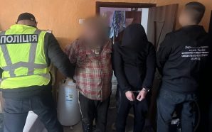 Планували “піший похід” у гори: прикордонники затримали переправника та його…