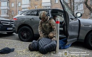 Затримали групу шахраїв, які вимагали 100 тисяч доларів за фіктивні…