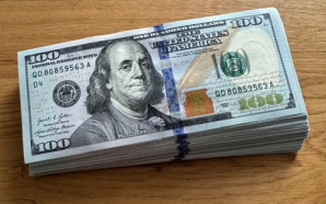 Не задекларовані валютні кошти: прикарпатка намагалася незаконно вивезти за кордон…