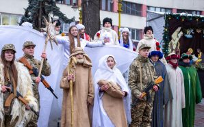 У Франківську театр на ходулях показав виставу «Незламне Різдво». ФОТО