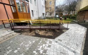 Доступність замість суперечок: у дворі на Мирона встановили пандус