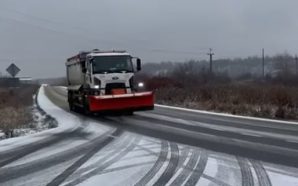 Снігопади на Прикарпатті: для очищення доріг залучили 26 одиниць техніки