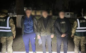 Поблизу кордону зі Словаччиною прикордонники зупинили трьох чоловіків, які намагалися…