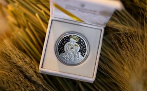 НБУ презентував пам’ятну монету «Дух Різдва» зі срібла та діамантом