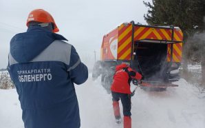 Після сильних заметів у громадах Прикарпаття відновили електропостачання