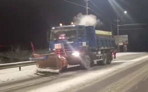 На Прикарпатті розчищають дороги: на державних автошляхах працює спецтехніка