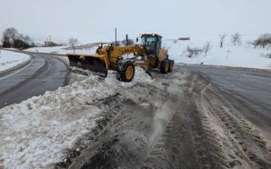 На дорогах Прикарпаття триває розчищення снігу