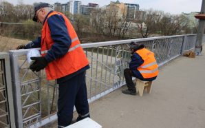 У Франківську наводять лад до свят: комунальники фарбують перила і&hellip;