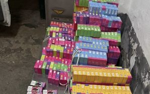 Схованка над головою: прикордонники витягли зі стелі авто сотні вейпів 