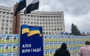 У Франківську відкрили стенди з портретами полонених і зниклих Захисників