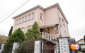 На Прикарпатті велика прийомна родина отримала новий будинок