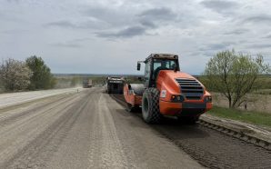 На Прикарпатті відремонтували 176 тис. м² доріг від початку сезону