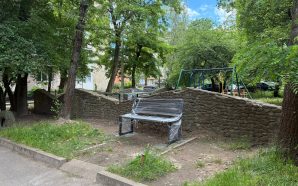 У двох франківських дворах встановили лавочки після звернення мешканців